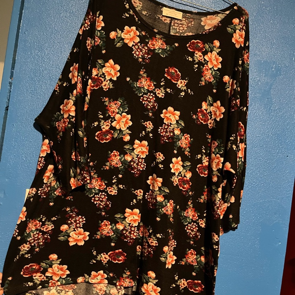 NWOT Size 2X Black and Floral 3/4 Sleeve Top